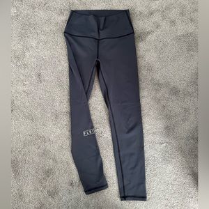 Fleo 25 in blue leggings